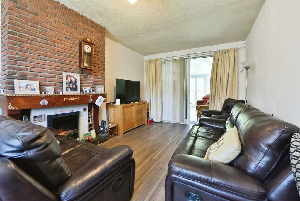 Property photo 3 of 17 Lounge