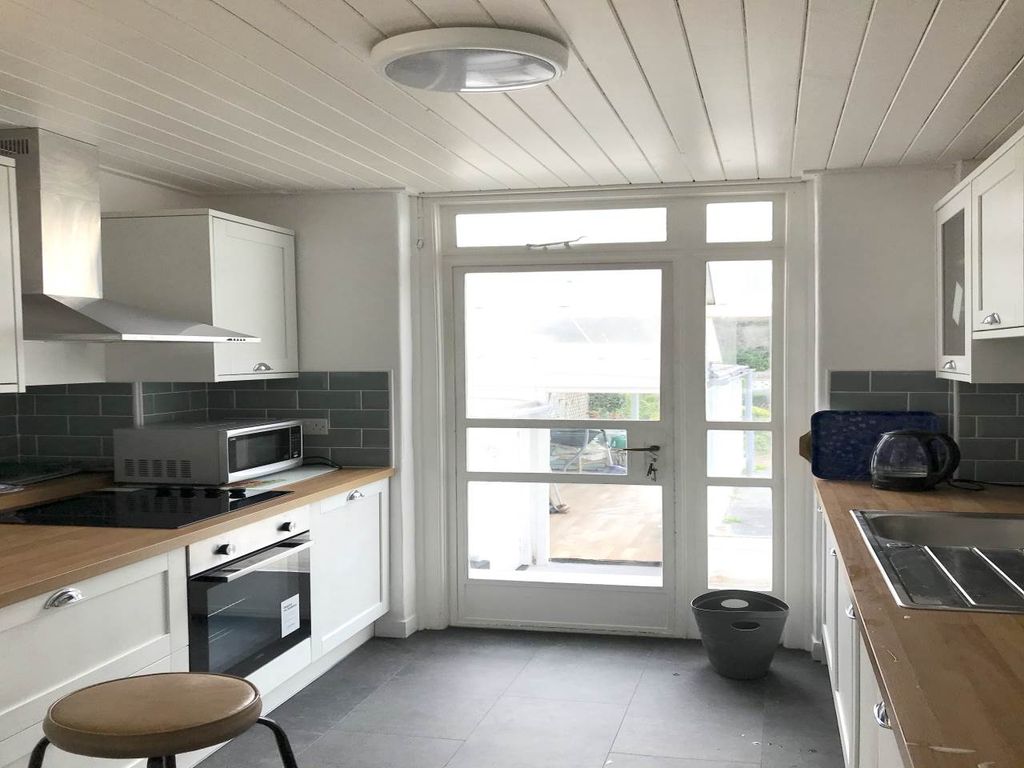 Property photo 2 of 8 Kitchen