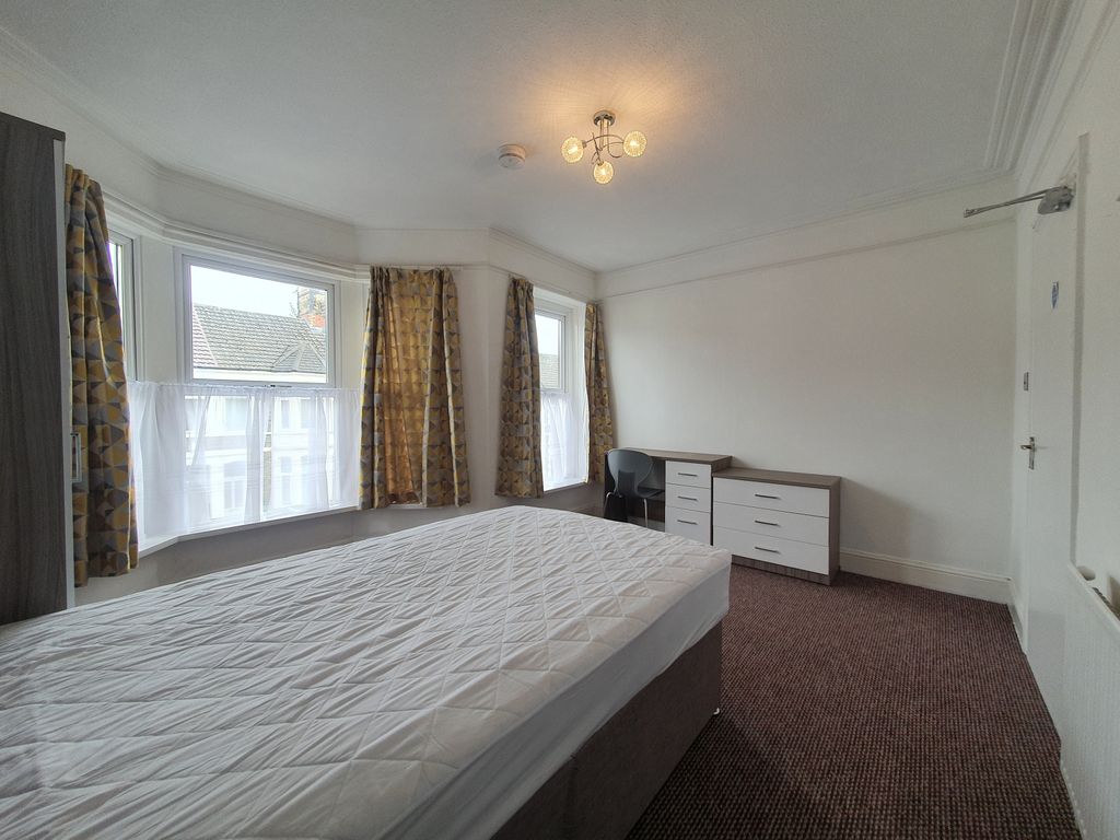 Property photo 2 of 5 Room