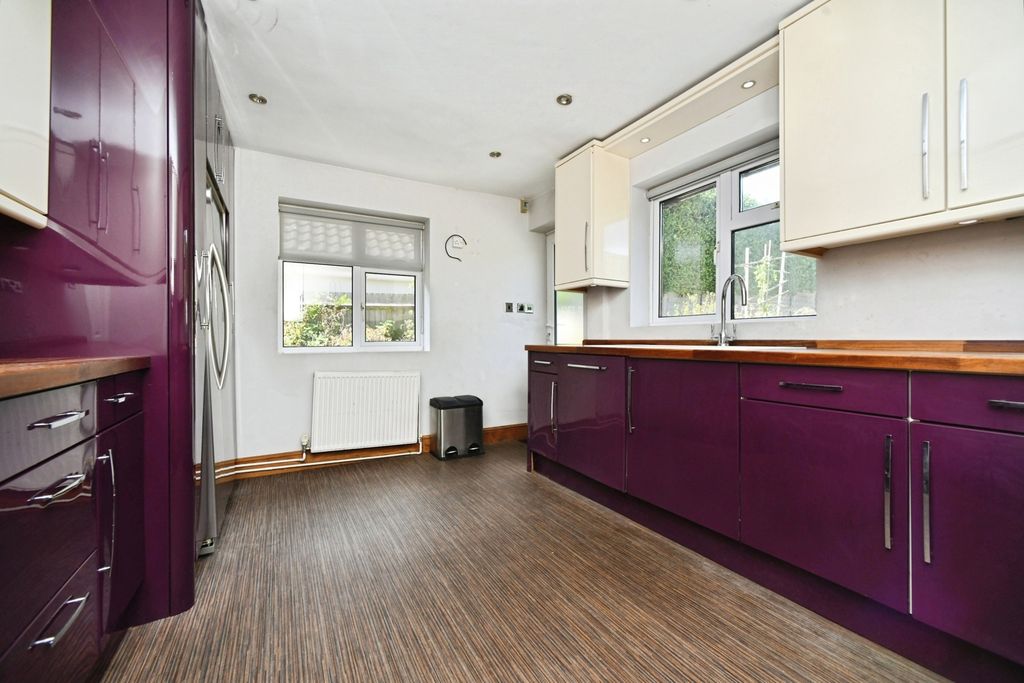 Property photo 3 of 17 Kitchen