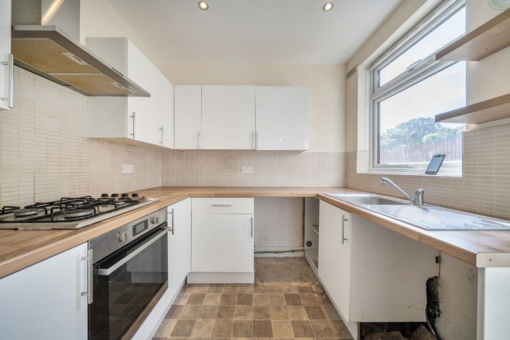 Property photo 3 of 16 Kitchen