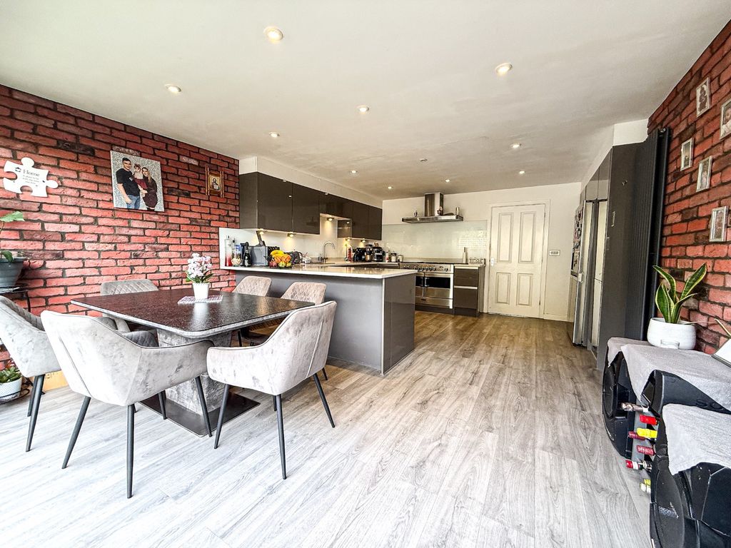 Property photo 2 of 22 5155634