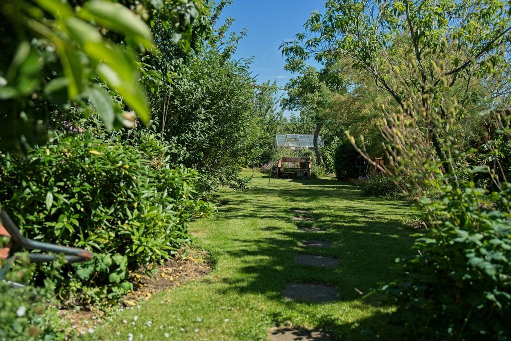 Property photo 2 of 16 Garden 1