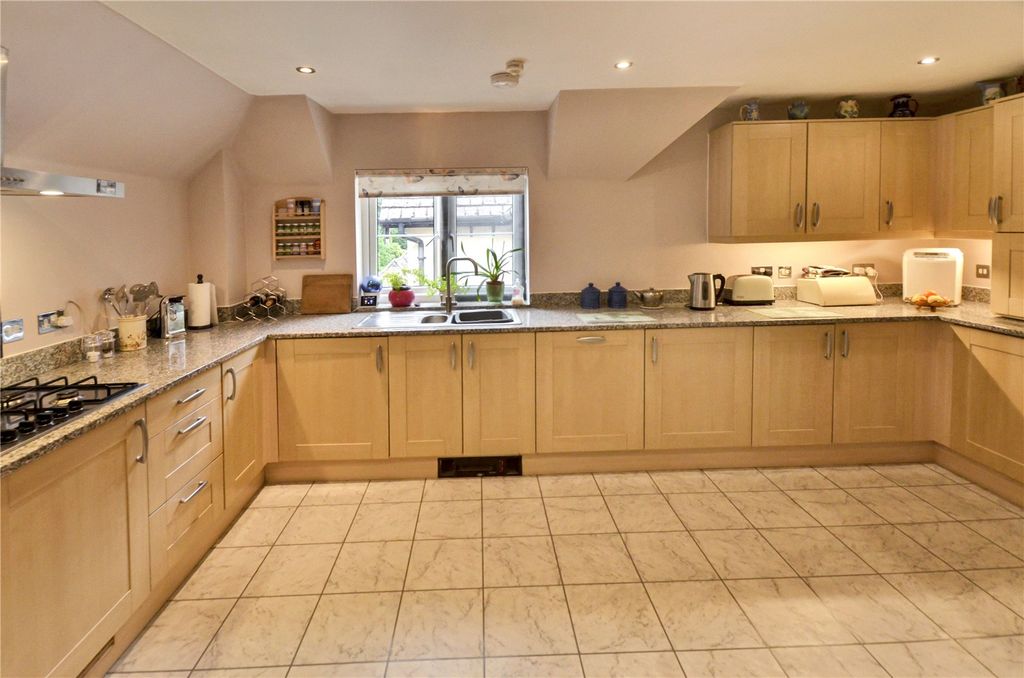 Property photo 3 of 19 Kitchen/Breakfast Rm