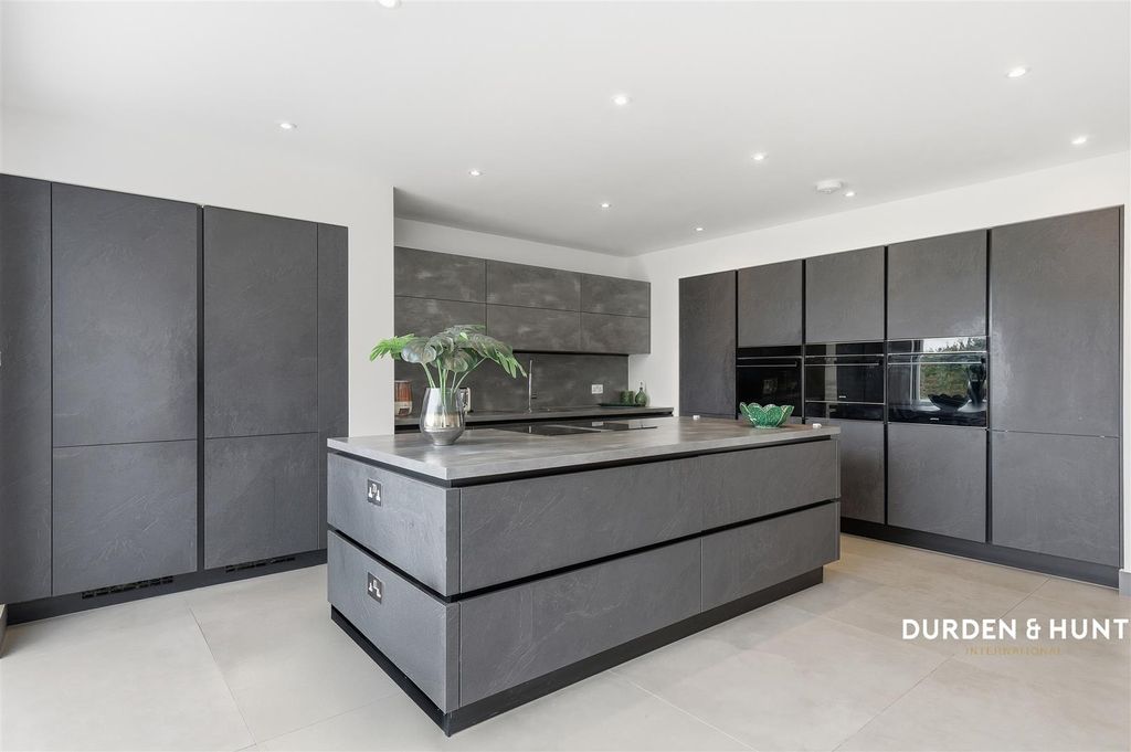 Property photo 3 of 36 London Road