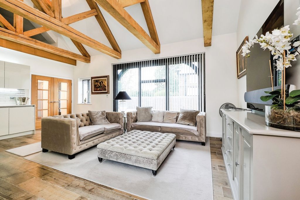 Property photo 2 of 17 Lounge Area