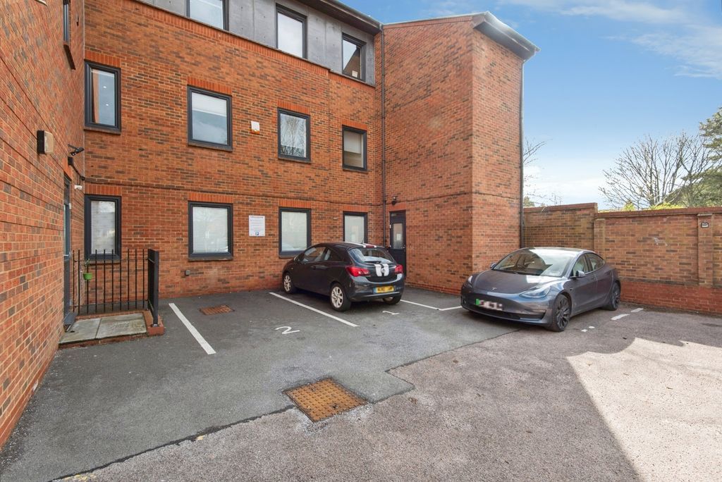 Property photo 2 of 17 Parking