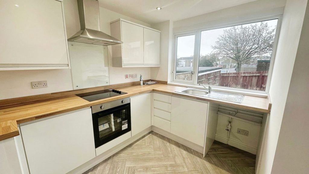 Property photo 3 of 10 Kitchen