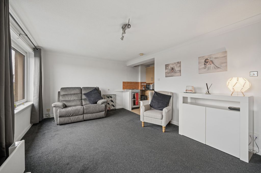 Property photo 3 of 18 Lounge