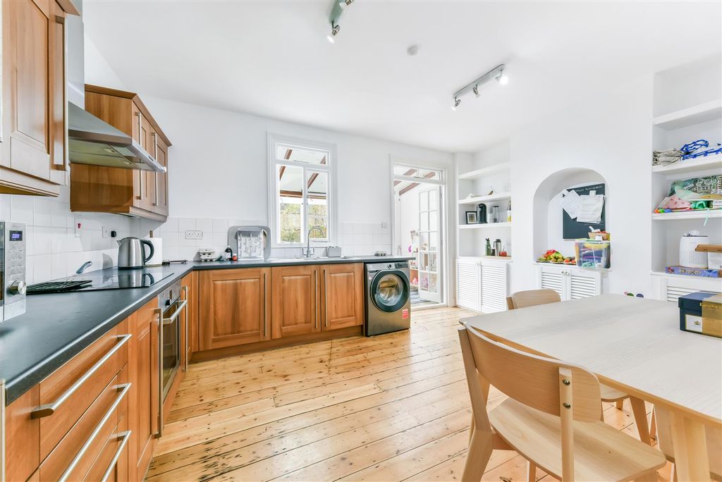 Property photo 2 of 11 Kitchen