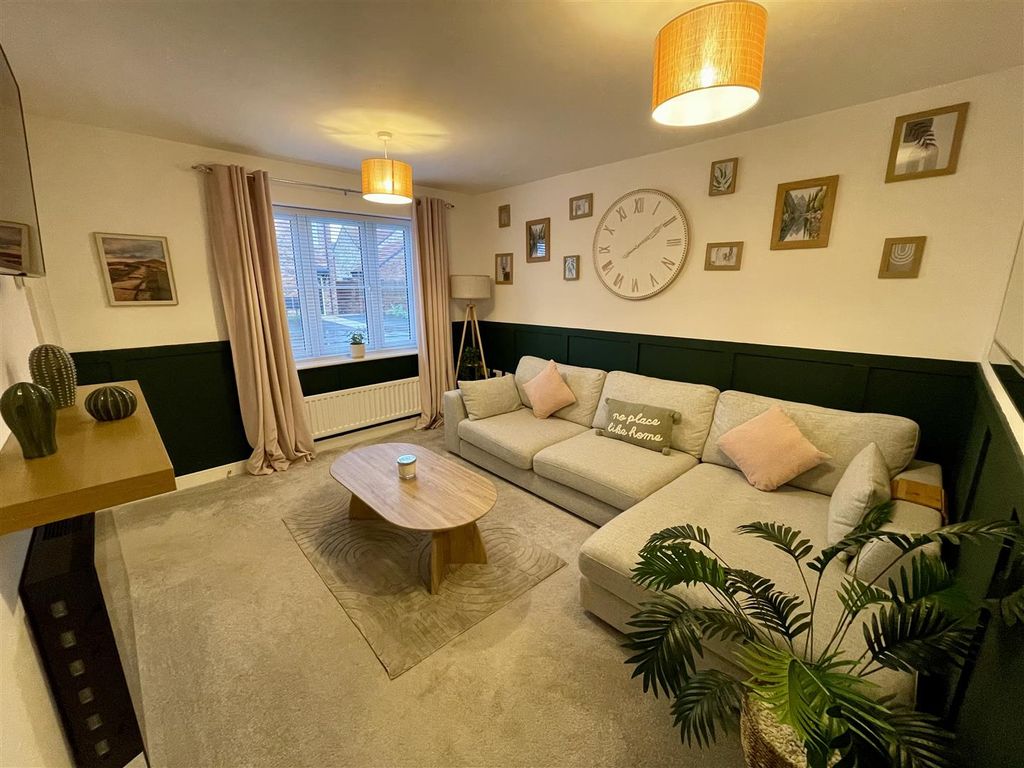 Property photo 2 of 15 Lounge