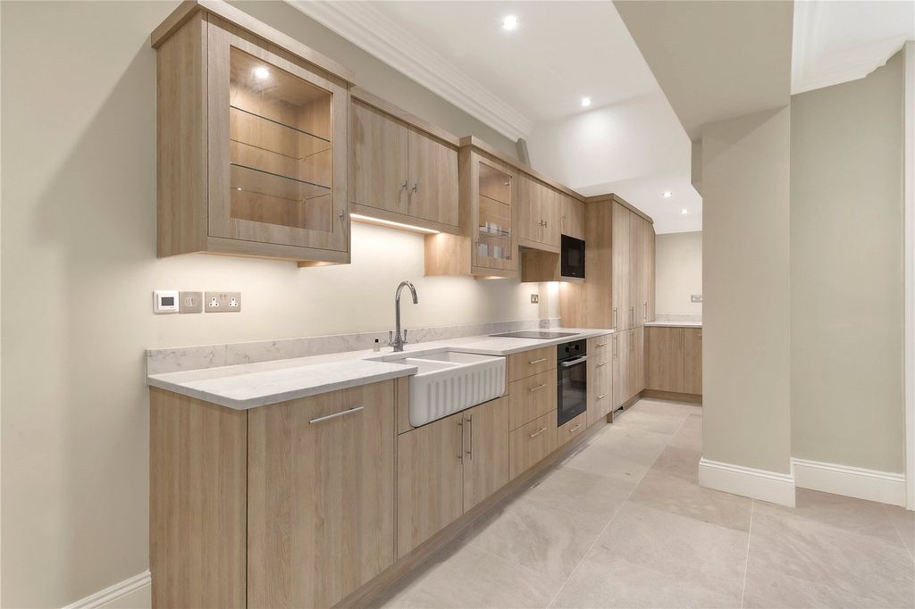 Property photo 3 of 10 Kitchen