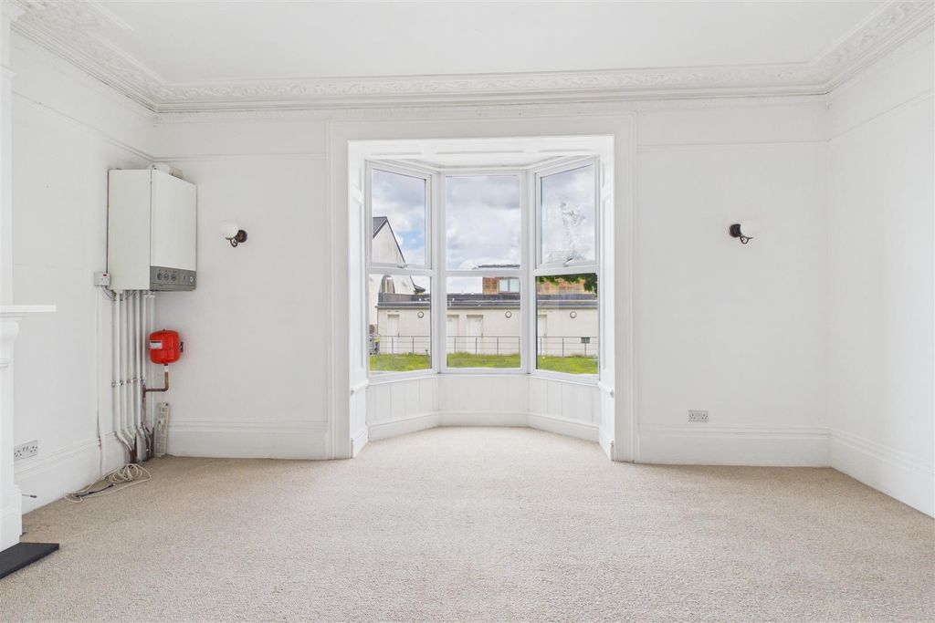 Property photo 3 of 7 Fff, 25, Meridian Road - Living Room