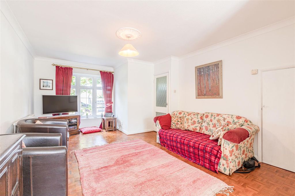 Property photo 3 of 14 4 Digby Way, Byfleet - 8.Jpg