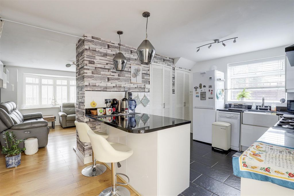 Property photo 2 of 20 4996.Jpg