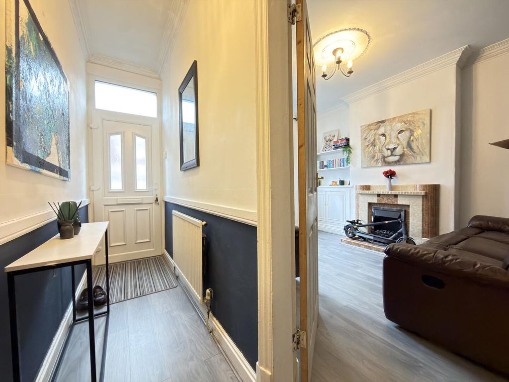 Property photo 3 of 22 Entrance Hall