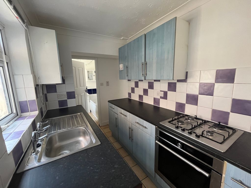 Property photo 3 of 10 Kitchen