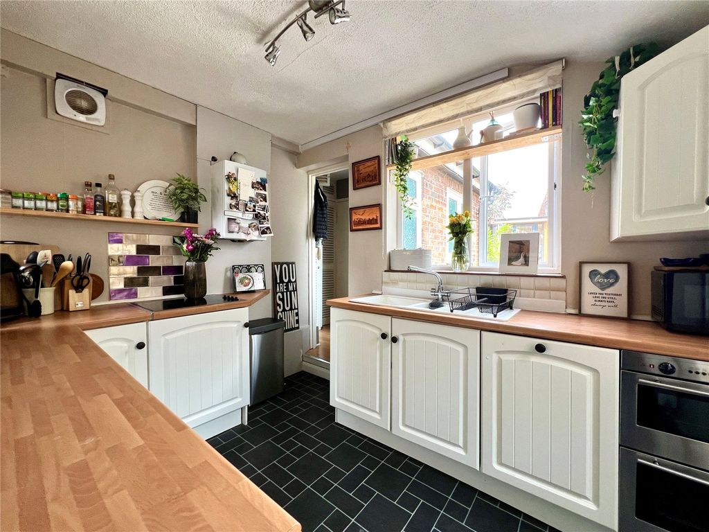Property photo 3 of 8 Kitchen