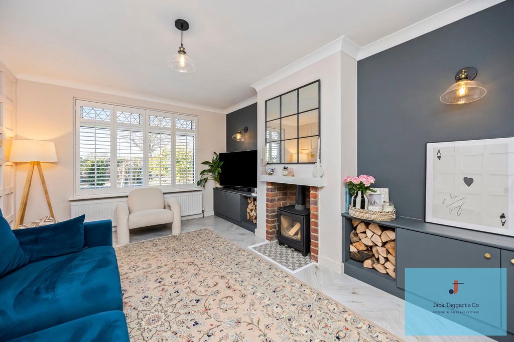 Property photo 3 of 31 Living Room