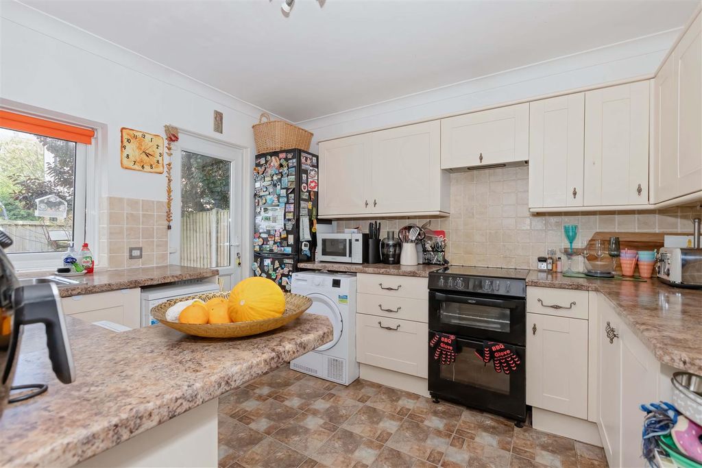 Property photo 2 of 23 Sunny Close_12.Jpg