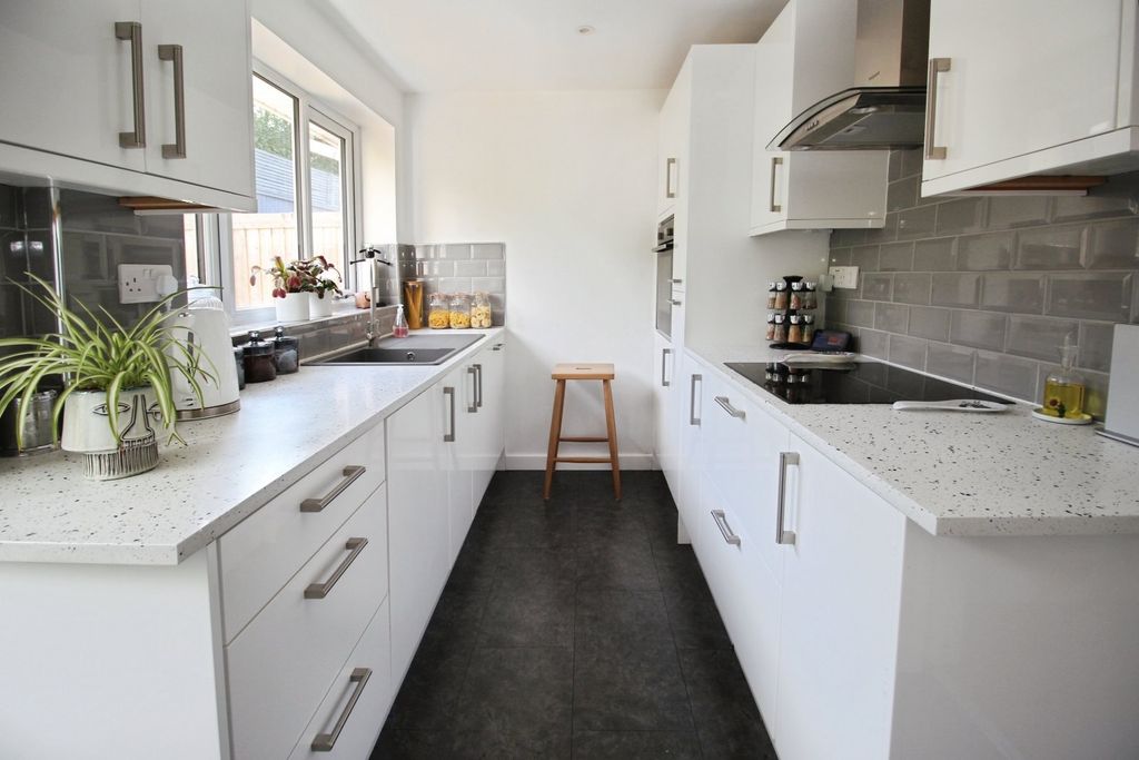 Property photo 3 of 21 Kitchen