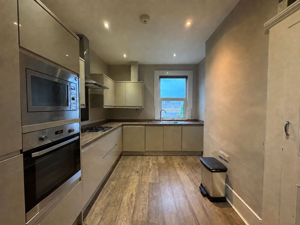 Property photo 3 of 8 Connaught Rd E4