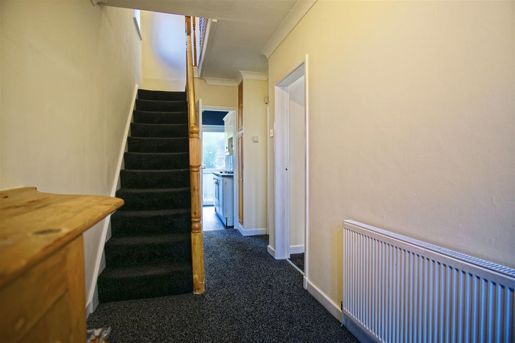 Property photo 2 of 9 Hallway