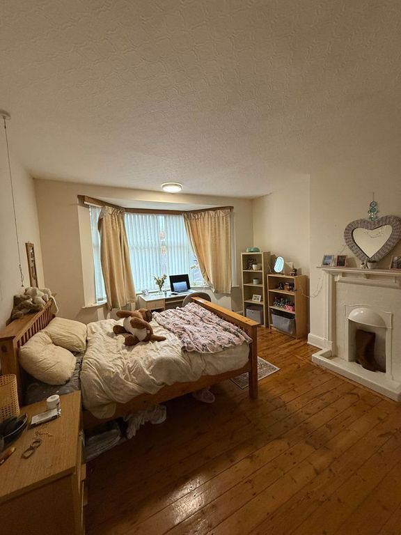 Property photo 1 of 8 Photo 4