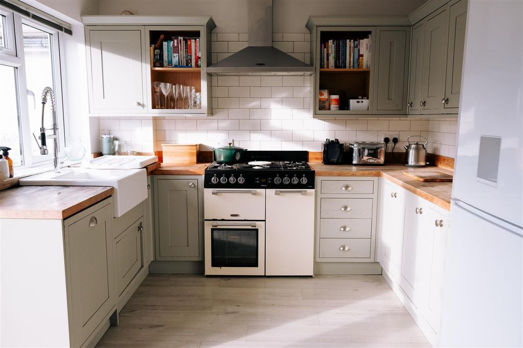 Property photo 3 of 23 Kitchen/Diner