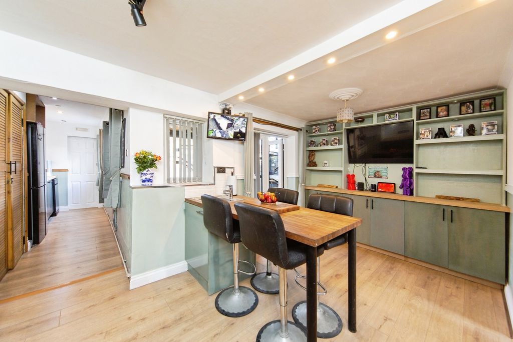 Property photo 3 of 16 Pbox-Img.Jpg