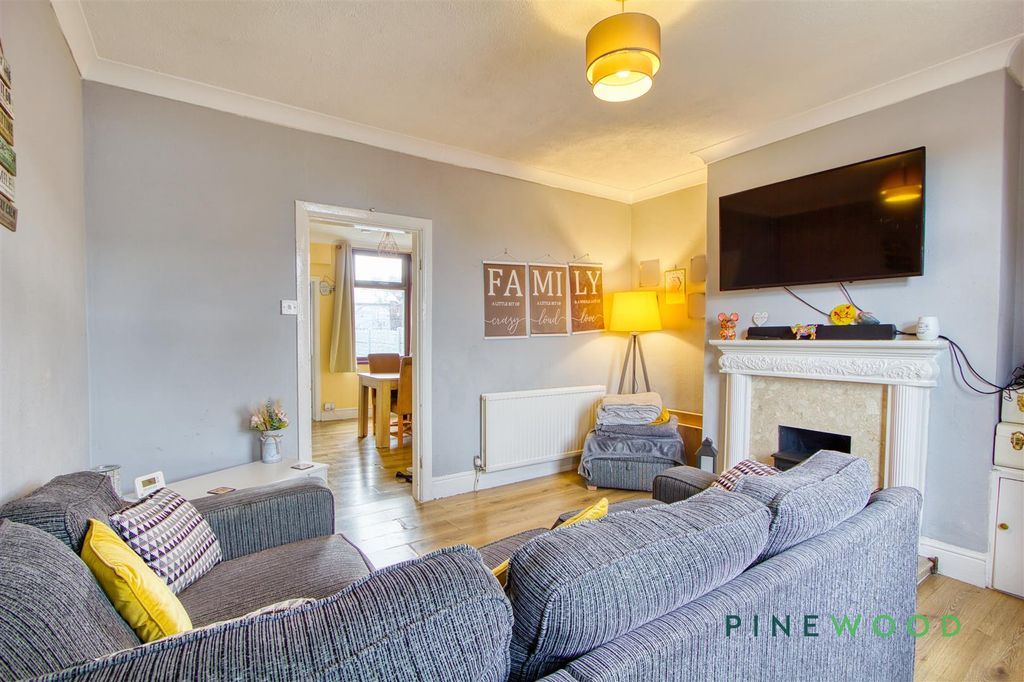 Property photo 3 of 16 Lounge