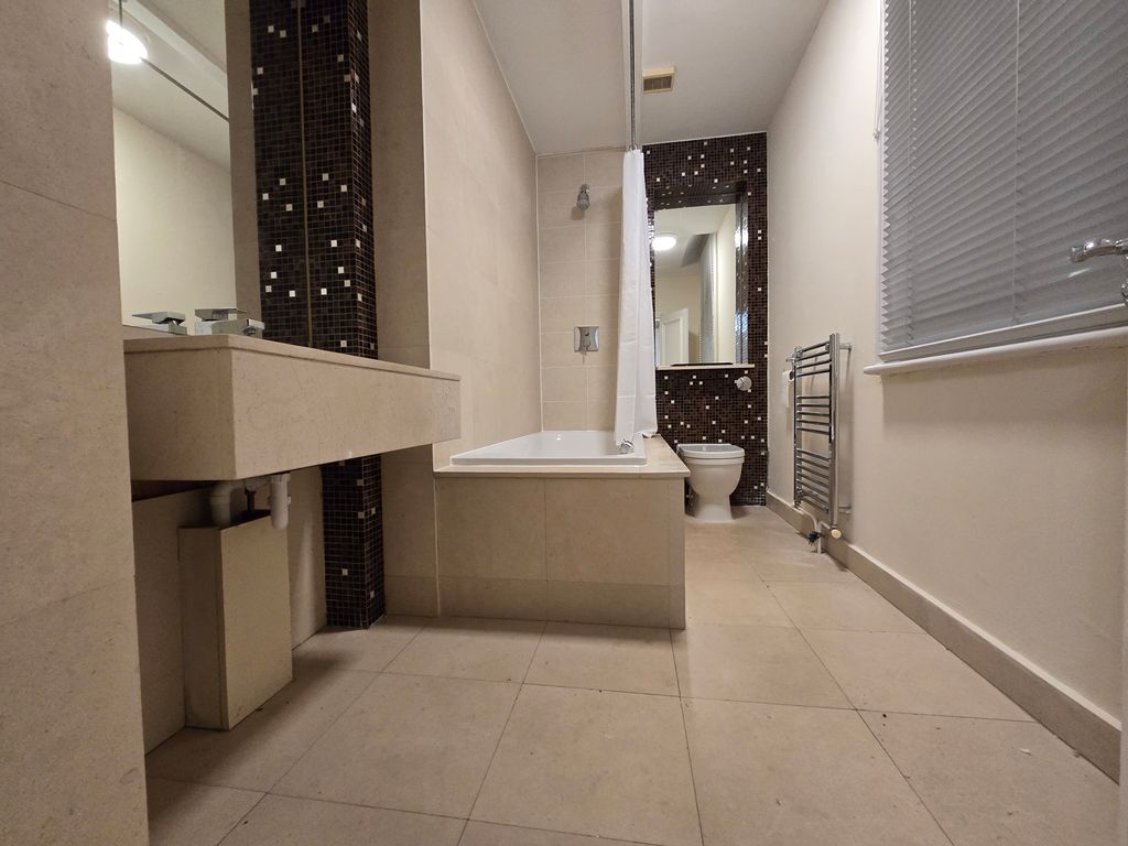 Property photo 3 of 11 Bathroom