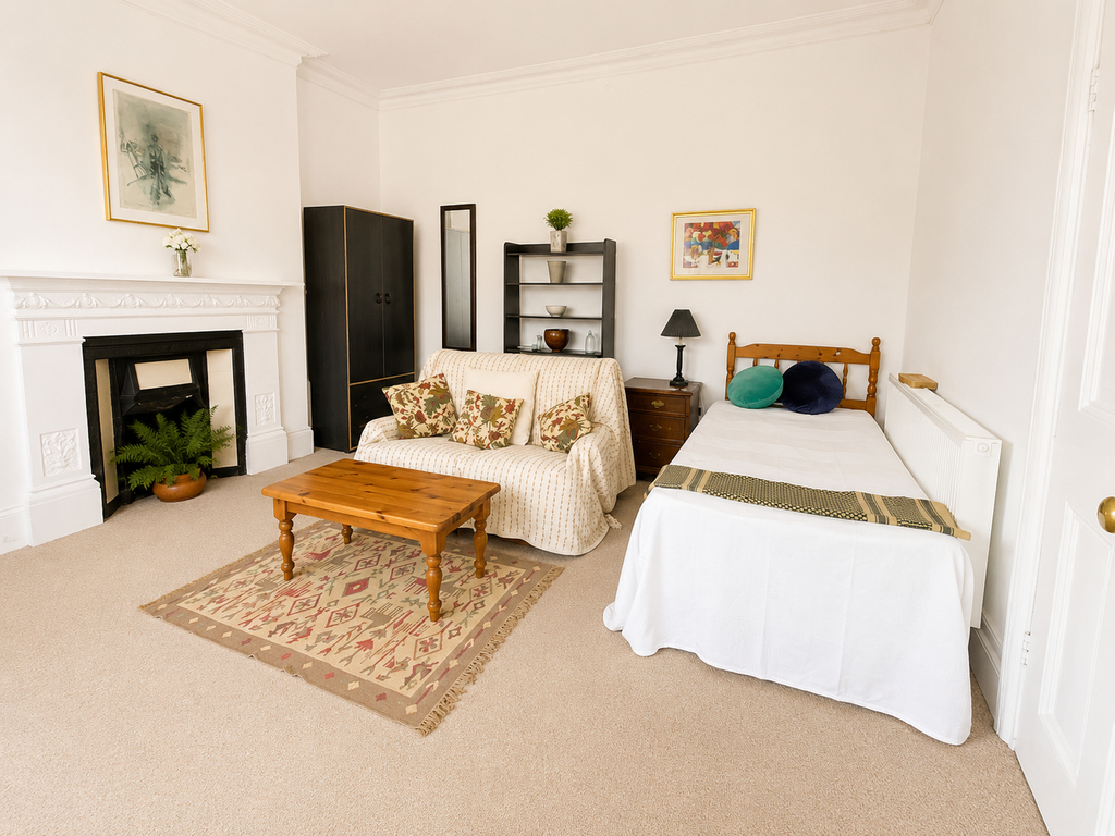 Property photo 3 of 6 Bedroom - Angle 2