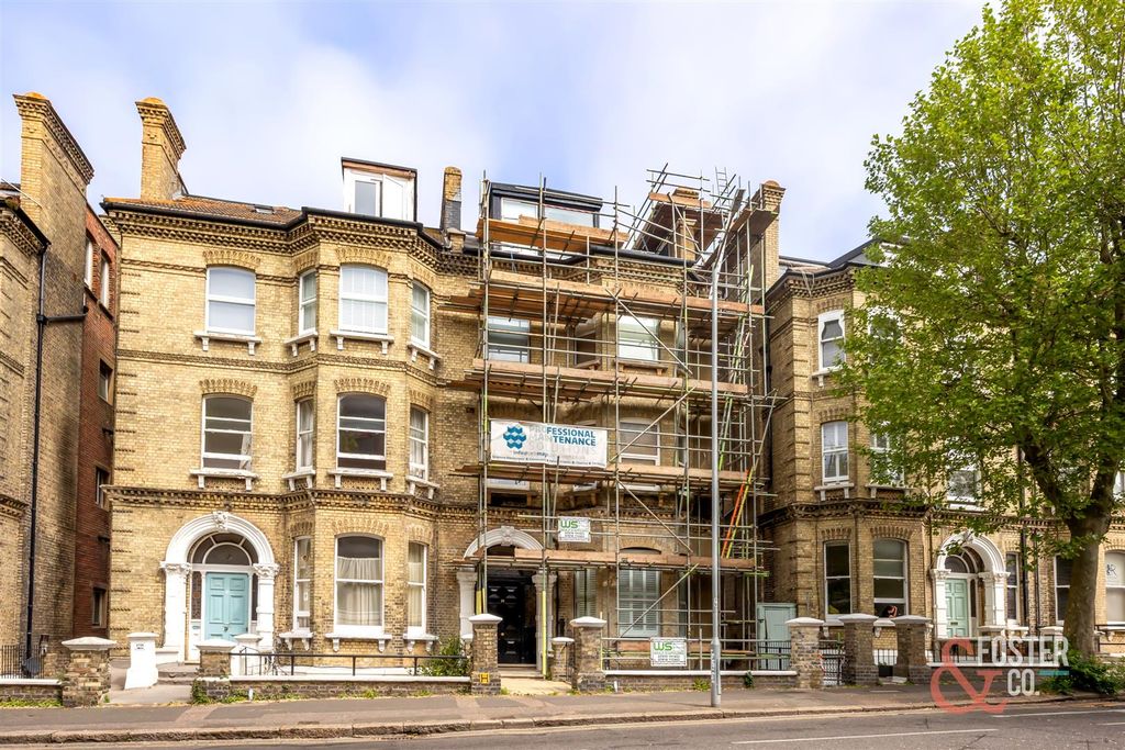 Property photo 3 of 17 Cromwell Road 16 Flat 1-021.Jpg