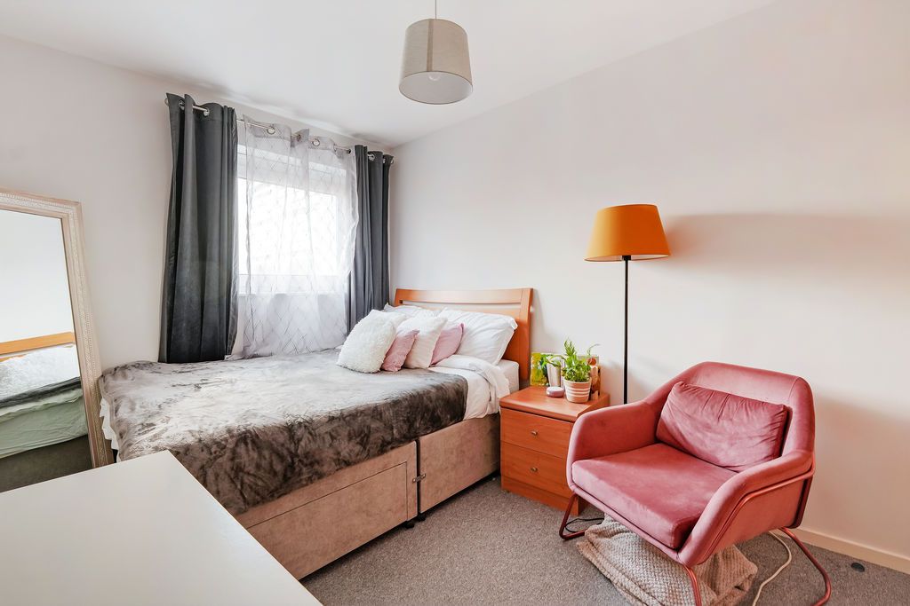 Property photo 2 of 16 Bedroom