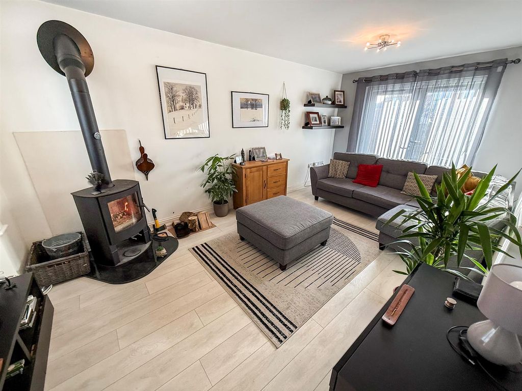 Property photo 2 of 19 Lounge