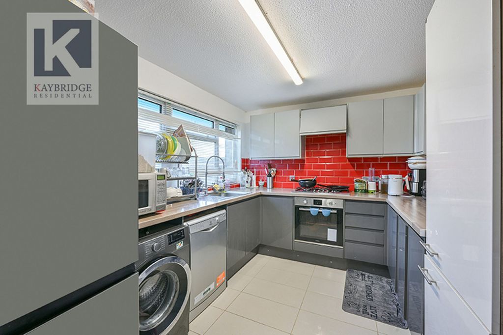 Property photo 3 of 15 Ormonde Avenue Kt19 9Ep