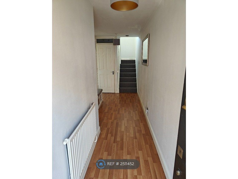 Property photo 3 of 14 Hallway