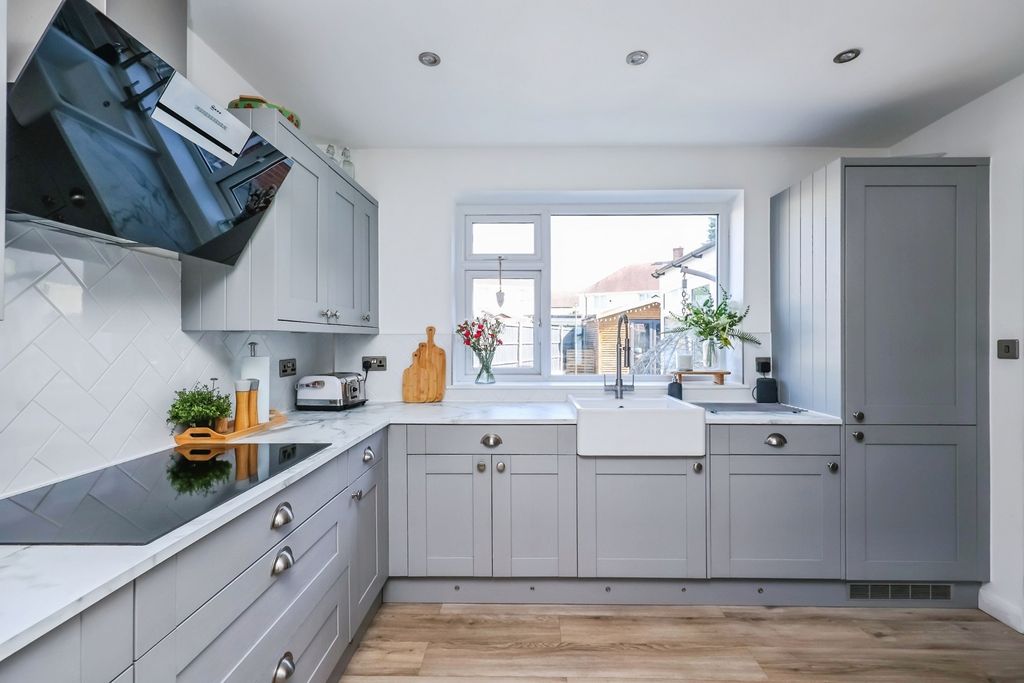Property photo 2 of 23 Fitted Kitchen