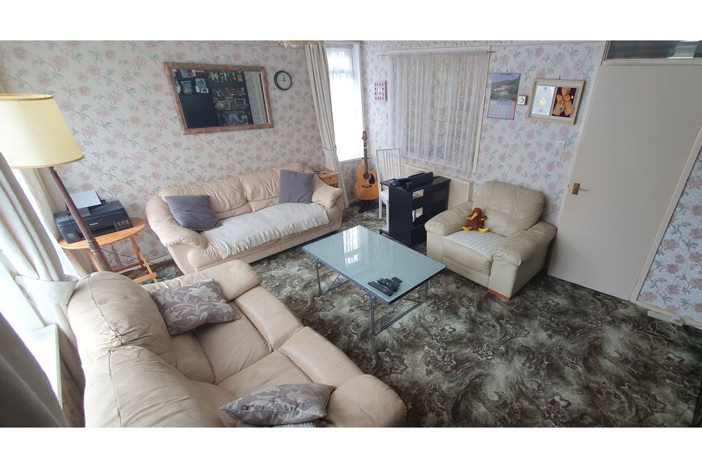 Property photo 1 of 10 Living Room
