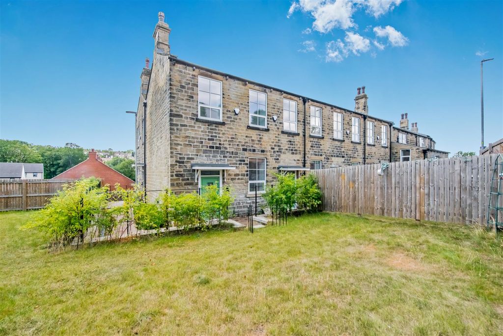 Property photo 3 of 25 Gardens: