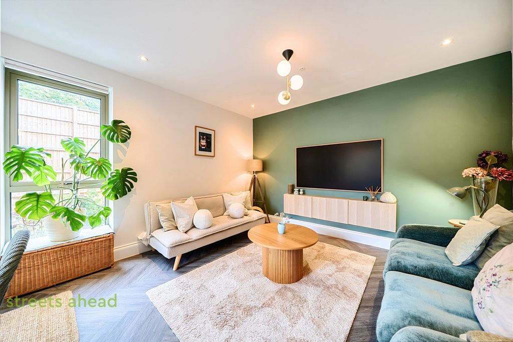 Property photo 2 of 20 19959864-A8Ec-4F2...