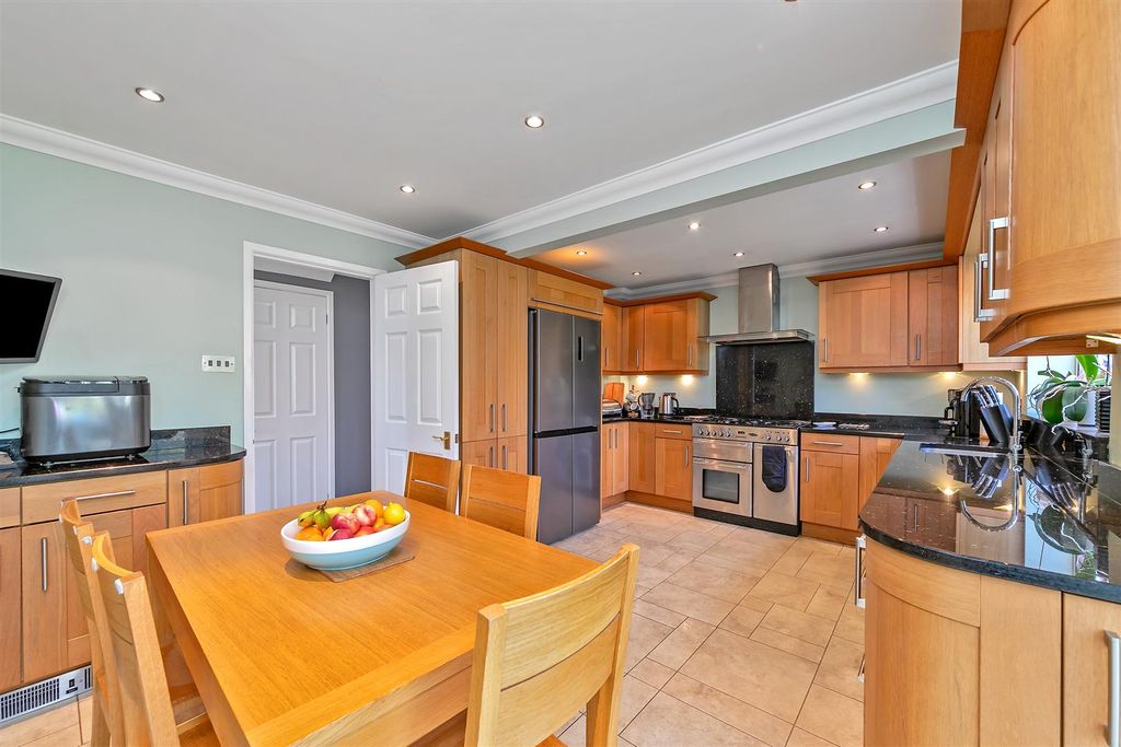 Property photo 3 of 28 18Burghleyclose-44.Jpg