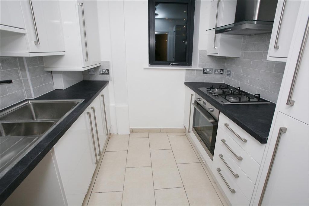 Property photo 3 of 9 Kitchen