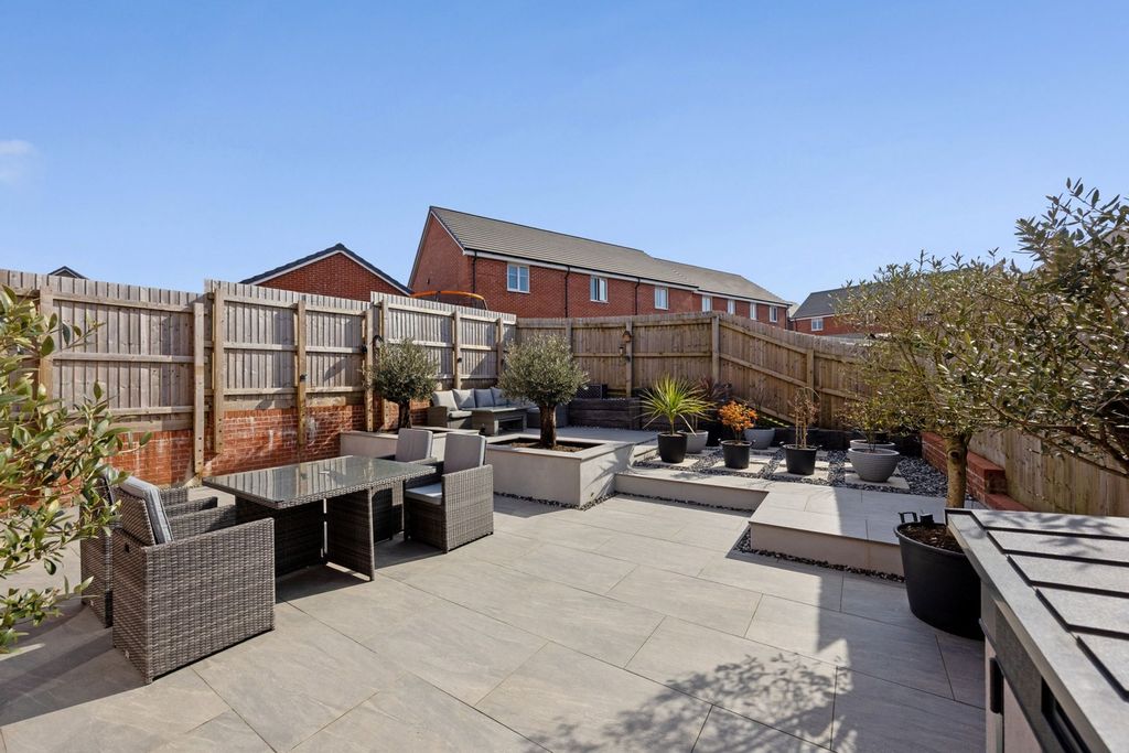 Property photo 2 of 39 Landscaped Garden