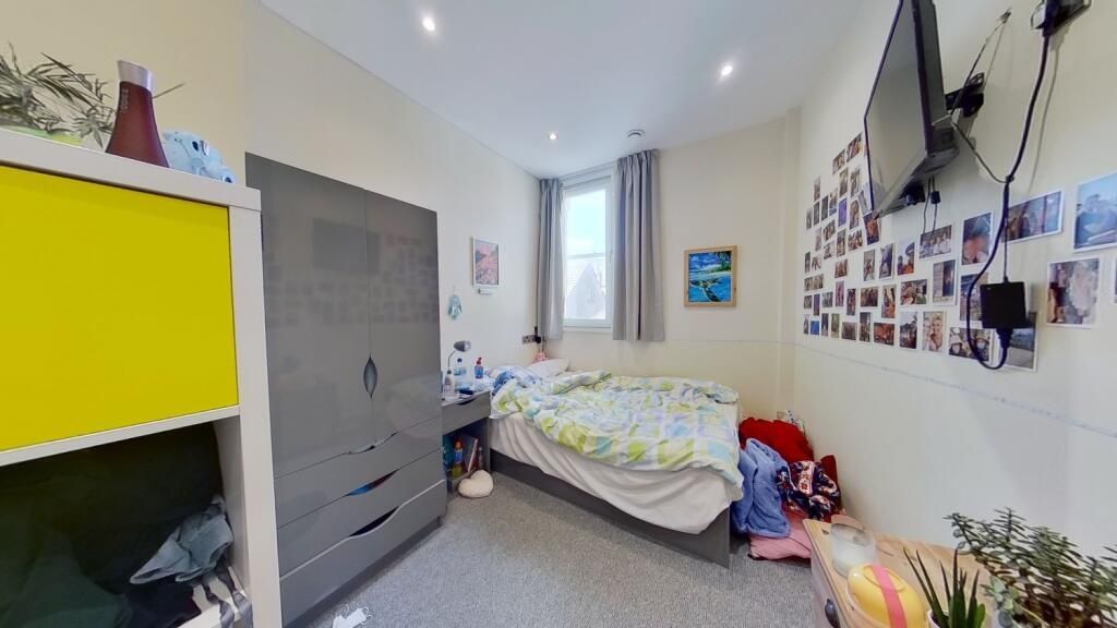 Property photo 3 of 14 Cozy And Well-Lit Single Bedroom Featuring A Bed W...