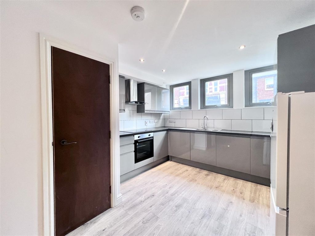 Property photo 2 of 11 Kitchen