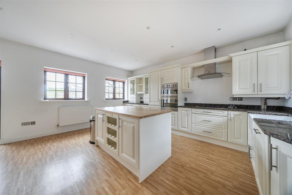 Property photo 3 of 20 Kitchen/Dining Room