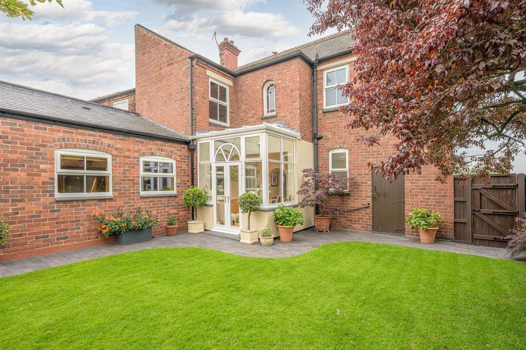 Property photo 2 of 36