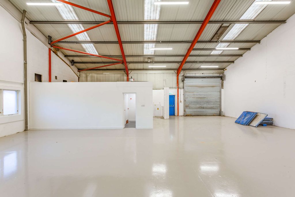 Property photo 3 of 14 8486705-Interior05-800